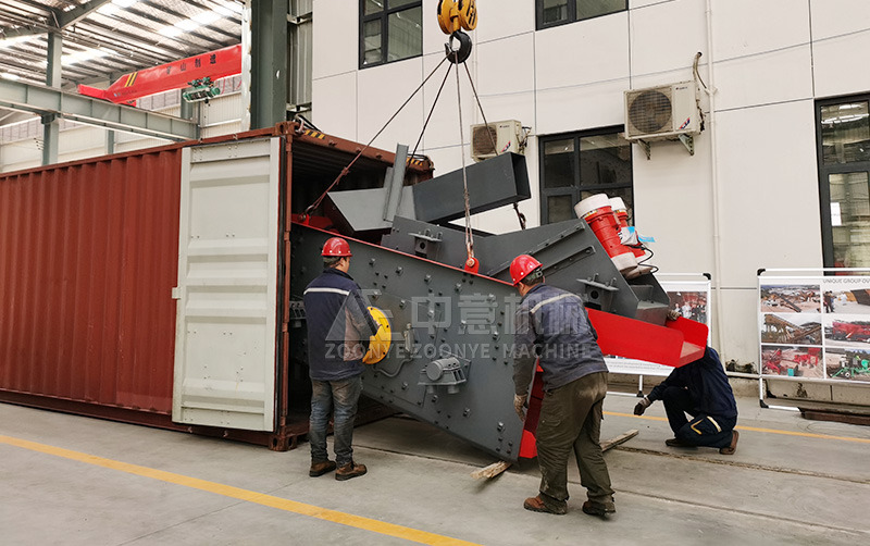 移動破碎篩分一體機(jī)裝車中 移動破碎篩分一體機(jī)裝車中